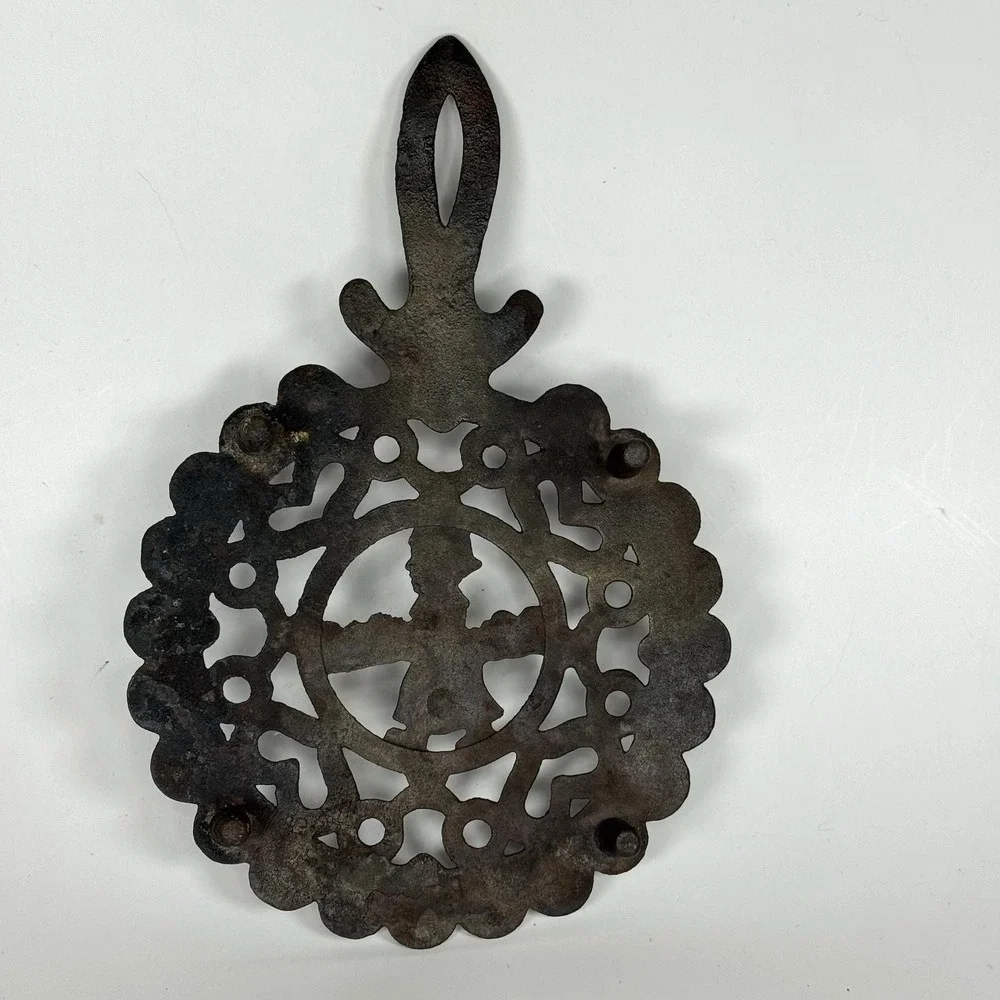 The Unbranded Brand vintage trivet
